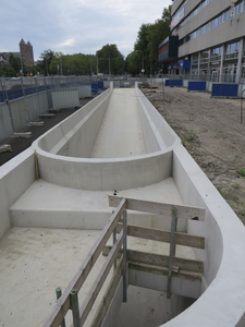 906986 Gezicht op de aanleg van de toegang naar de ondergrondse parkeergarage Hoog Catharijne P5 in de Catharijnesingel ...